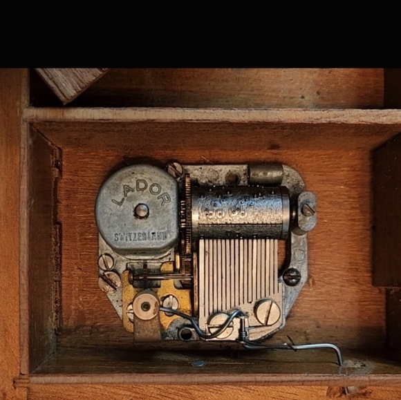 Antique Swiss wooden music box - Picture 9 of 11